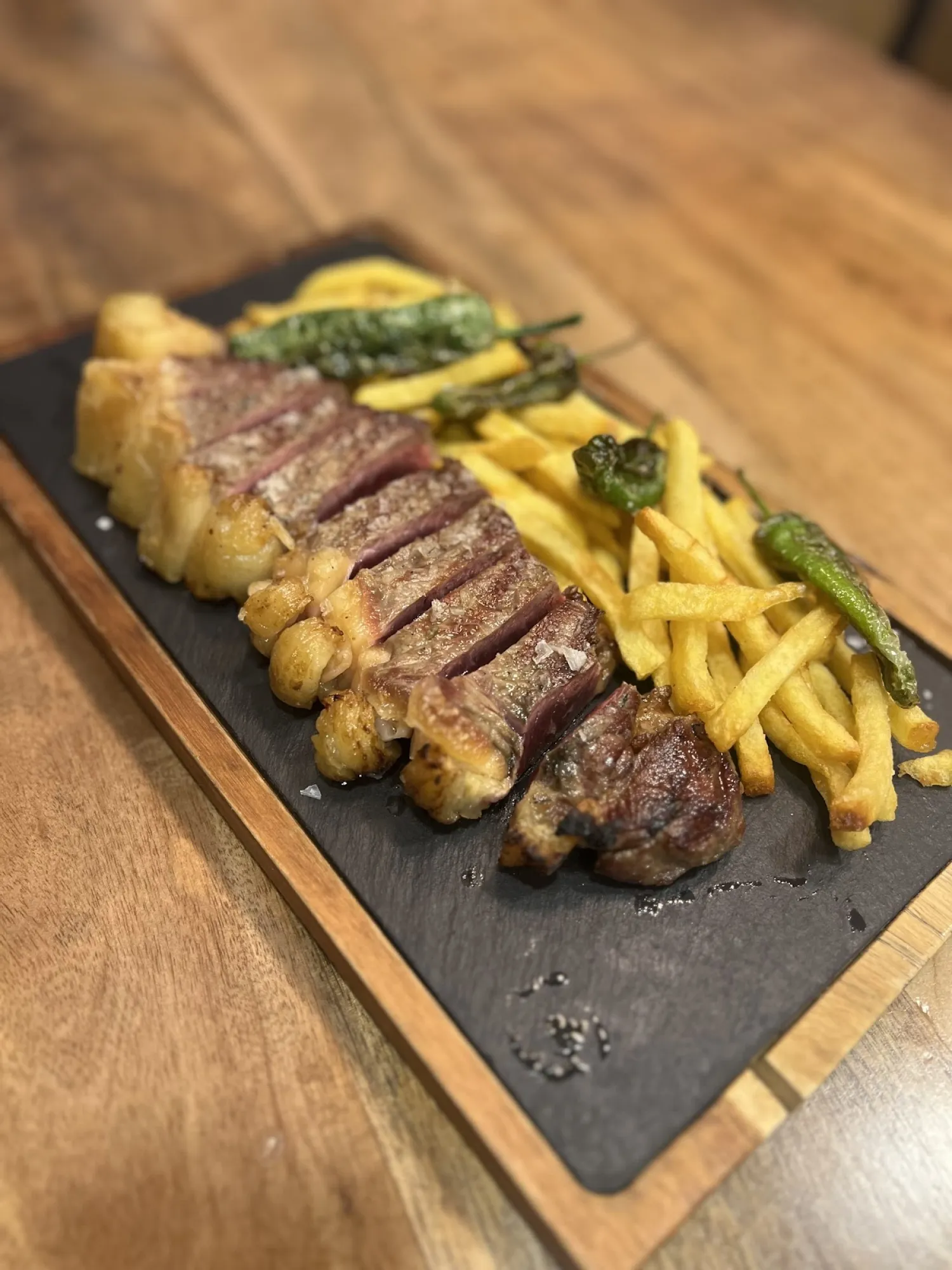 Mesa con raciones en Sazón Teatinos, bar de tapas en Teatinos